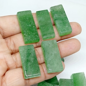 Puede incluir: Seis cabujones rectangulares de piedra preciosa verde con un aspecto translúcido y nublado. Las piedras miden aproximadamente 2,5 cm de largo y 1,25 cm de ancho.