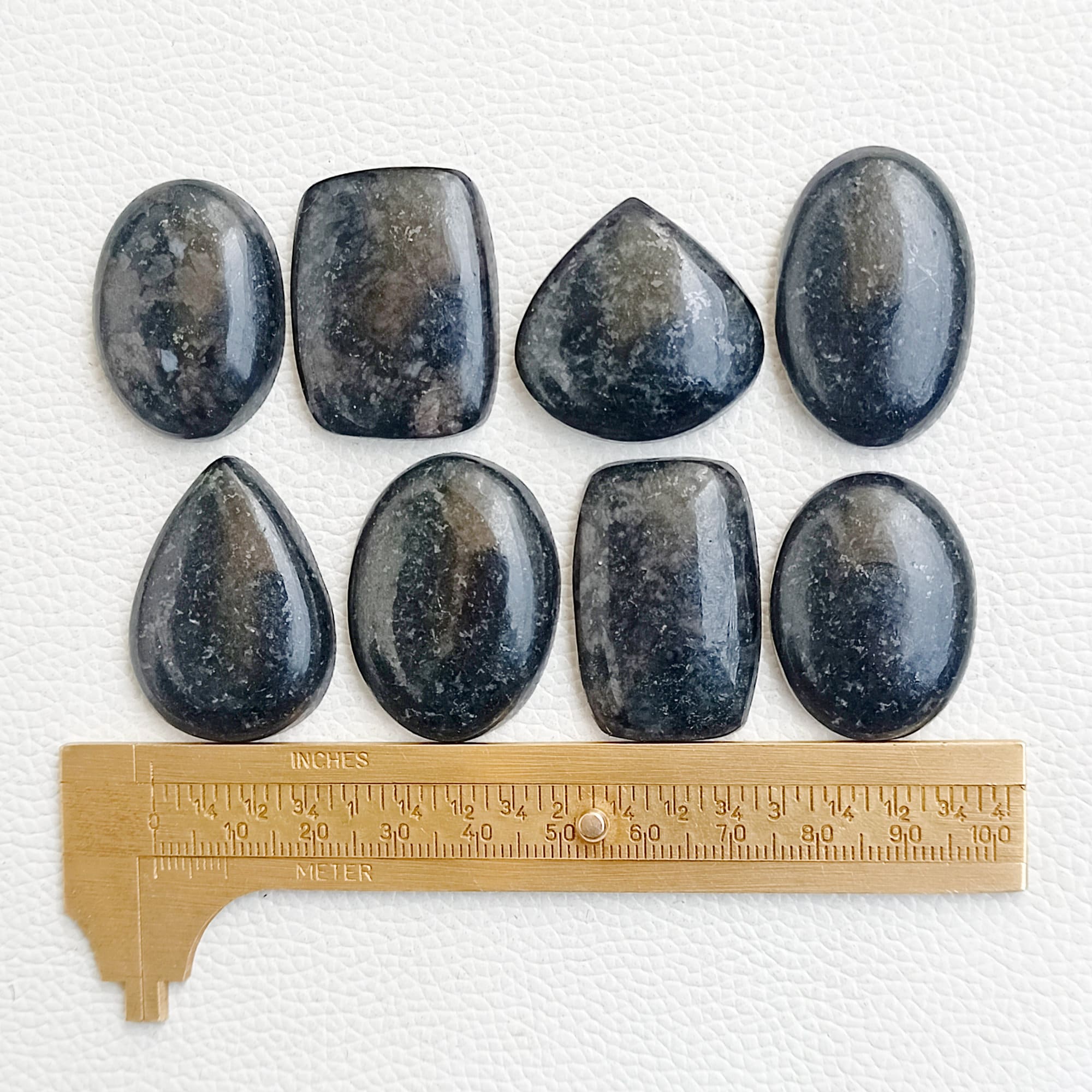 Nuummite Pierre Paire De Nuummite Naturelle - 26.85 Carats (28x14x3.5mm, Ovale Cabochon) Nuummite Pierre Naturelle