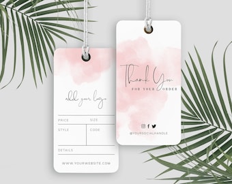 Puede incluir: Dos etiquetas de agradecimiento de acuarela rosa y blanca con texto negro. La etiqueta de la izquierda tiene espacio para un logotipo, precio, talla, estilo, código, detalles y dirección del sitio web. La etiqueta de la derecha dice "Gracias por su pedido" y tiene iconos de redes sociales y espacio para un nombre de usuario de redes sociales.