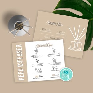 Könnte beinhalten: Eine beige Karte mit Anweisungen zur Verwendung eines Schilfrohrdiffusors. Die Karte zeigt eine Strichzeichnung eines Diffusors mit Schilfrohren und Text, der "Schilfrohrdiffusor" und "Online-Shop" lautet.