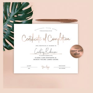 Op de afbeelding: Een certificaat van voltooiing voor een cursus Klassieke Wimperverlenging & Russisch Volume, uitgereikt aan Courtney Robinson in juni 2021. Het certificaat heeft een faux koperen gouden effect.