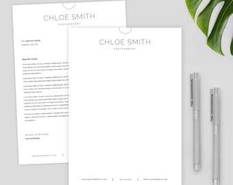 Può includere: Un modello di carta intestata bianca con il testo "CHLOE SMITH PHOTOGRAPHY" in alto. Il testo "TO COMPANY NAME" e "ADDRESS LINE ONE" sono in alto a sinistra. Il testo "Gentile Sig. Carter" è in alto a sinistra. Il testo "NAME SURNAME Proprietario e amministratore" è in basso a sinistra. Il testo "EMAIL@YOURWEBSITE.COM" è in basso a sinistra. Il testo "555-148-1424" è in basso al centro. Il testo "WWW.YOURWEBSITE.COM" è in basso a destra.
