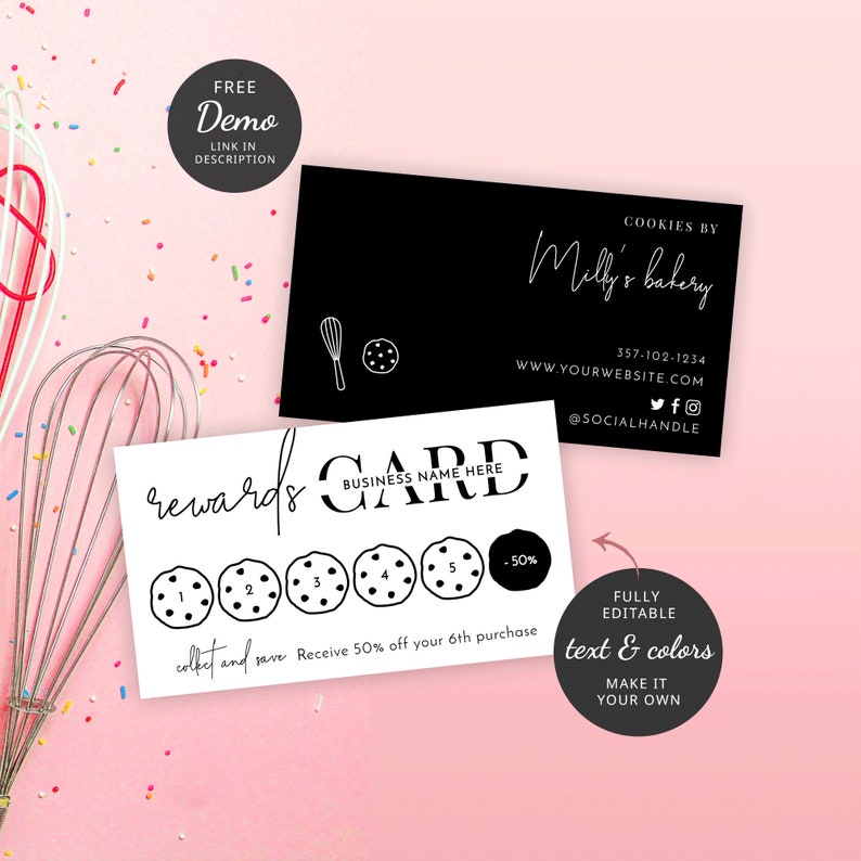 K&ouml;nnte beinhalten: Schwarze und wei&szlig;e Pr&auml;mienkarte mit Keks-Motiv. Die Karte hat sechs Kreise mit Keksen darin und den Text "rewards card" und "collect and save" oben. Der Text "Receive 50% off your 6th purchase" befindet sich unter den Kreisen. Der Text "50%" befindet sich in einem Kreis oben rechts auf der Karte. Der Text "FULLY EDITABLE text & colors MAKE IT YOUR OWN" befindet sich in einem Kreis unten rechts auf der Karte.