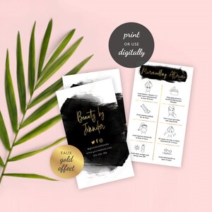 Puede incluir: Tarjeta de visita en blanco y negro con texto dorado que dice "Beauty by Jennifer" e incluye identificadores de redes sociales y una direcci&oacute;n de sitio web. Una tarjeta separada enumera "Microneedling Aftercare" con una lista de instrucciones en blanco y negro con acentos dorados.