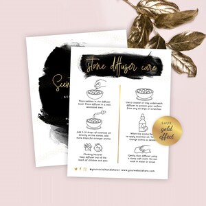 Könnte beinhalten: Eine schwarz-weiße illustrierte Anleitung mit goldfarbenem Text auf weißem Hintergrund mit schwarzen Akzenten. Die Anleitung enthält Anweisungen zur Pflege eines Steindiffusors. Der Text umfasst "stone diffuser care", "Place pebbles in the diffuser bowl", "Use a coaster or tray underneath diffuser", "Add 5-10 drops of essential oil", "When the aroma fades", "Choking Hazard", "Gently dust diffuser", "@yoursocialhandlehere", "www.yourwebsitehere.com" und "FAUX gold effect".
