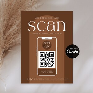 Könnte beinhalten: Ein braunes und weißes Scan-me-Poster mit einem QR-Code und dem Text "Scannen, um unsere gesamte Kollektion zu kaufen". Das Poster enthält auch den Text "Mit Canva bearbeiten" und Social-Media-Icons.