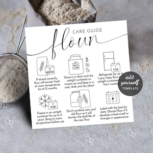 Puede incluir: Una guía de cuidado en blanco y negro para el almacenamiento de harina. La guía incluye ilustraciones y texto con instrucciones para almacenar la harina a temperatura ambiente, en el refrigerador y en el congelador. La guía también incluye consejos sobre cómo etiquetar y desechar la harina.