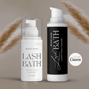 以下が含まれることがあります： 黒いラベルと白い文字が書かれた白いボトルが2本。左側のボトルには「BRAND NAME LASH BATH LUXURY FOAM CLEANSER 1 OZ | 30ML」と書いてあります。右側のボトルには「BRAND NAME Lash BATH LUXURY FOAM CLEANSER」と書いてあります。