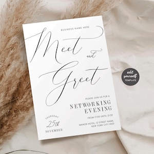 Puede incluir: Una invitación blanca con una elegante escritura negra que anuncia un evento de networking "Meet and Greet". La tarjeta incluye la fecha, la hora (de 17:00 a 21:30) y el lugar: Manor Hotel, Nueva York.