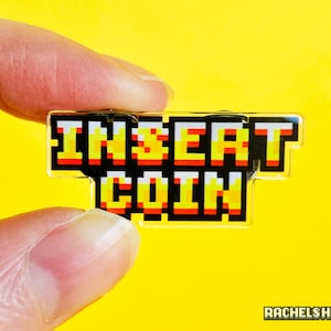 コイン挿入アクリルピン レトロアーケード 8ビット ピクセルアート ビデオゲームバッジ ラペルピン ゲームアパレルアクセサリー