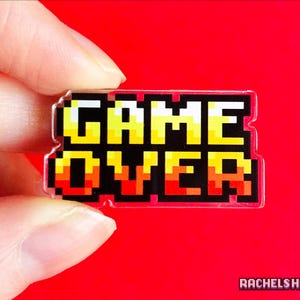 ゲームオーバー アクリルピン レトロ アーケード 8ビット ピクセルアート ビデオゲーム バッジ ラペルピン ゲームアパレル アクセサリー