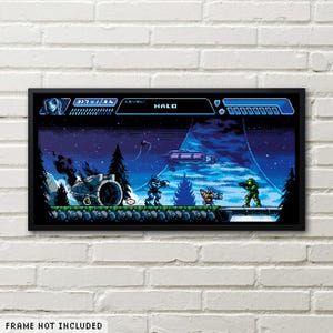 Könnte beinhalten: Gerahmter Pixel-Art-Druck mit einer Szene aus dem Videospiel Halo. Das Kunstwerk zeigt eine futuristische Kampfszene mit Charakteren, Fahrzeugen und dem Wort "HALO" oben. Der Druck ist in einem schwarzen Rahmen und vor einer weißen Backsteinmauer.