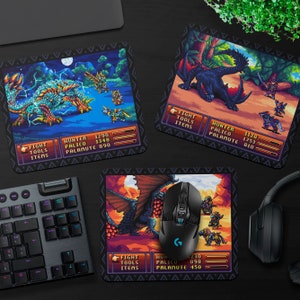 Könnte beinhalten: Drei verschiedene Mauspads mit pixelartigen Bildern von Drachen aus einem Videospiel. Jedes Mauspad hat einen schwarzen Hintergrund mit einem dunkelvioletten Rand und eine Menüleiste unten mit dem Text "FIGHT", "TOOLS", "ITEMS", "HUNTER", "PALICO", "PALAMUTE" und den entsprechenden Zahlen.