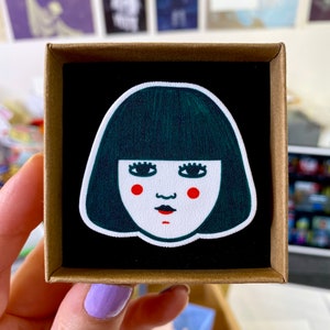 Girl brooch green fringe
