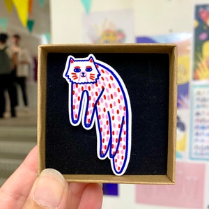 Speckled cat brooch