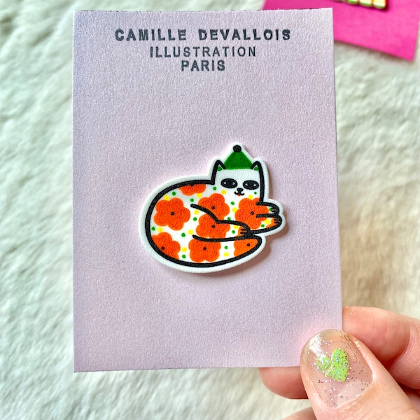 Pin's chat boule fleurs oranges et chapeau de fête vert