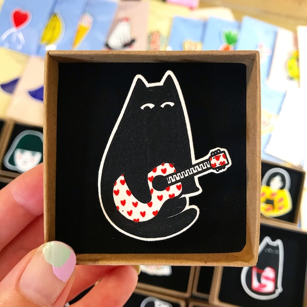 Broche chat guitare cœurs