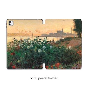 Pode incluir: Uma capa para iPad com uma pintura de paisagem retratando uma cena de rio ao pôr do sol, com edifícios e um primeiro plano floral. A capa tem um porta-lápis. O texto "with pencil holder" está na parte inferior.