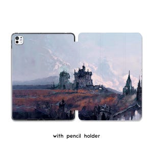 Könnte beinhalten: Tablet-Hülle mit einer Fantasy-Schlosslandschaft in gedämpften Farben. Die Hülle ist geöffnet und zeigt das Tablet und das Innendesign. Der Text "with pencil holder" ist unten zu sehen.