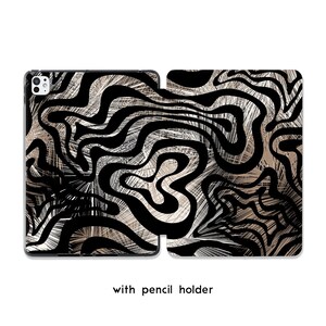 Può includere: Custodia per tablet con un design astratto nero e beige. La custodia presenta un motivo a spirale con il testo "with pencil holder" in basso.