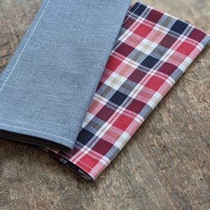 Lot de 2 mouchoirs homme en tissu 100% coton Oeko-tex composé d'un mouchoir uni gris-vert et un à carreaux bleu marine et rouge. Ils mesurent 28 x 28 cm.