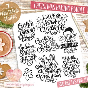 Może przedstawiać: Zestaw 7 ręcznie rysowanych wzorów do pieczenia świątecznego w czerni i bieli. Wzory zawierają takie frazy jak "Cookie Baking Team", "Have a Sweet Christmas", "Cookies & Cocoa", "Baking Spirits Bright", "We Whisk You a Merry Christmas", "Stop Here Santa We Have Cookies" i "Tis the Season to Bake Cookies".