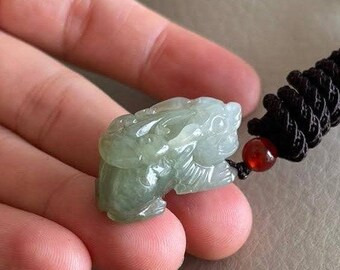 Pendentif jade jadéite pixiu (貔貅) chinois, vert clair et jaune, jade naturel de qualité certifiée A, bijoux birmans en pierres précieuses du Myanmar