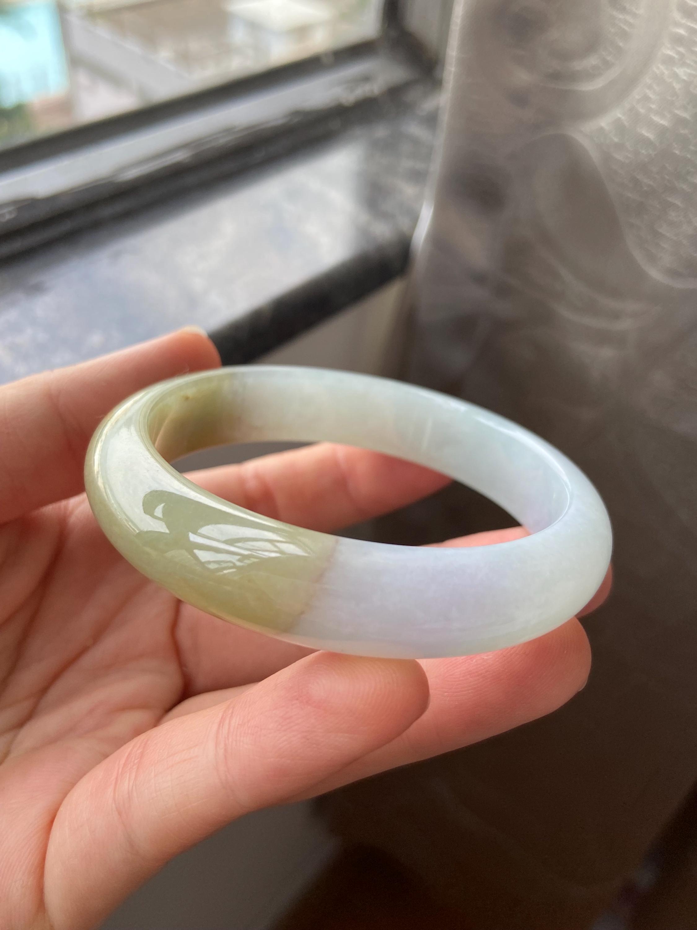 翡翠バングル 56.5 mm (2.22インチ)、ラウンドシェイプ、ライト