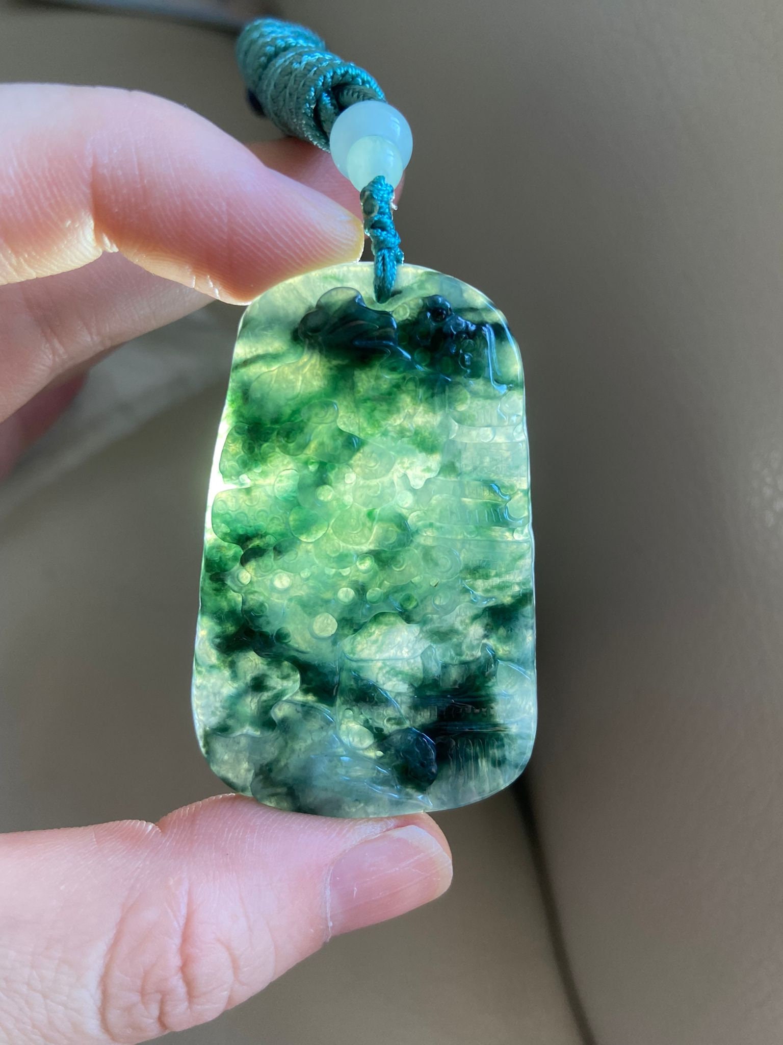 彫刻された風景ジェダイト翡翠ペンダント、グリーン、ブリッジ