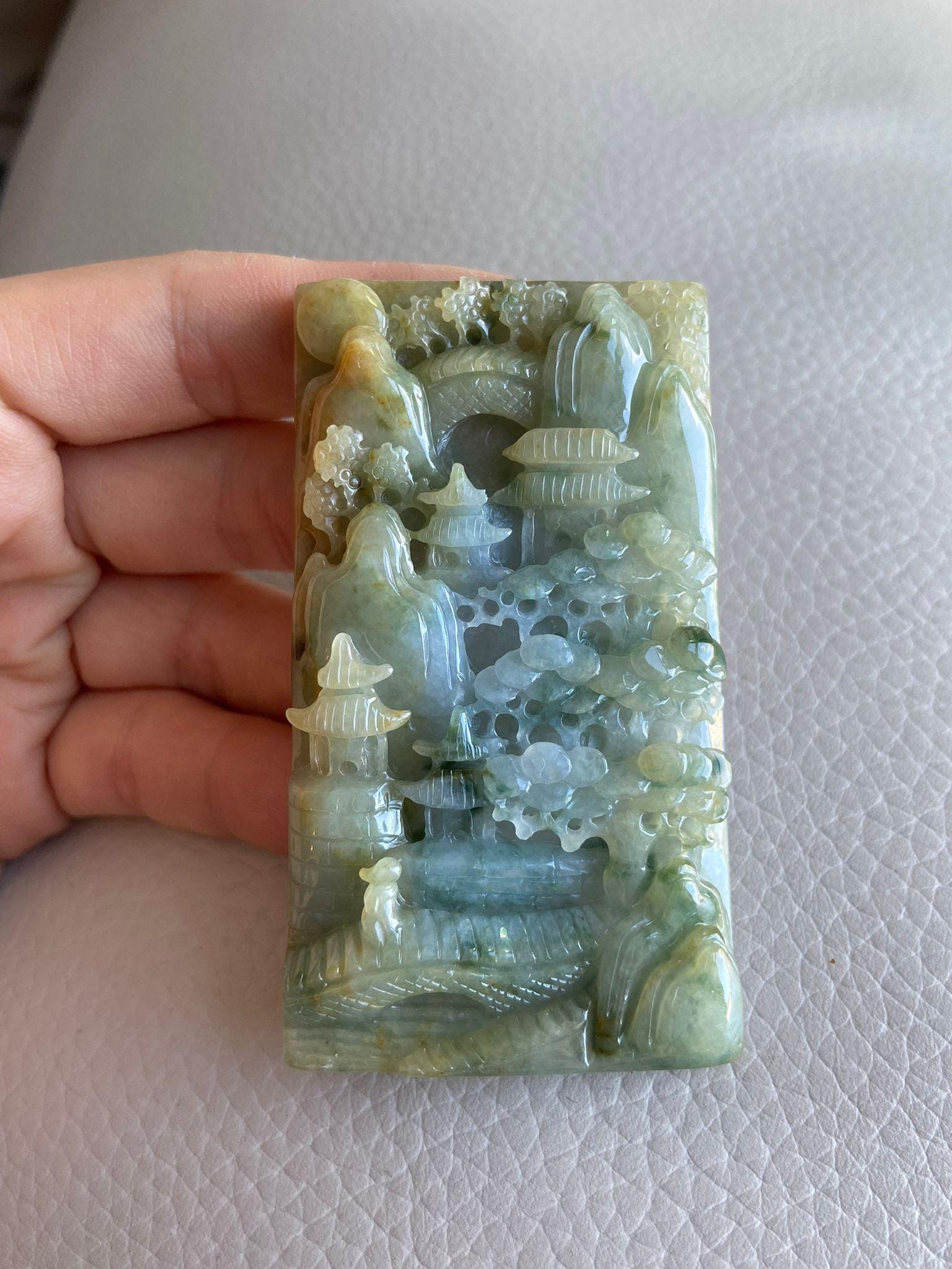 彫刻された翡翠ペンダント：中国の風景画、ビルマ産の宝石 - Etsy 日本