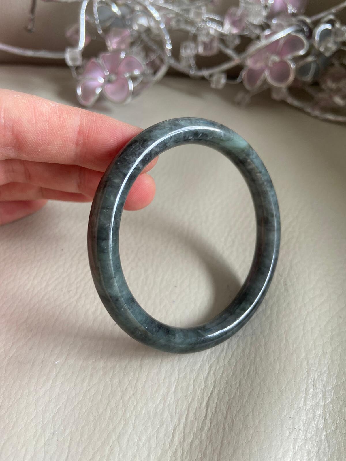 大人気新品  翡翠バングル 56.6 (2.23 mm アクセサリー