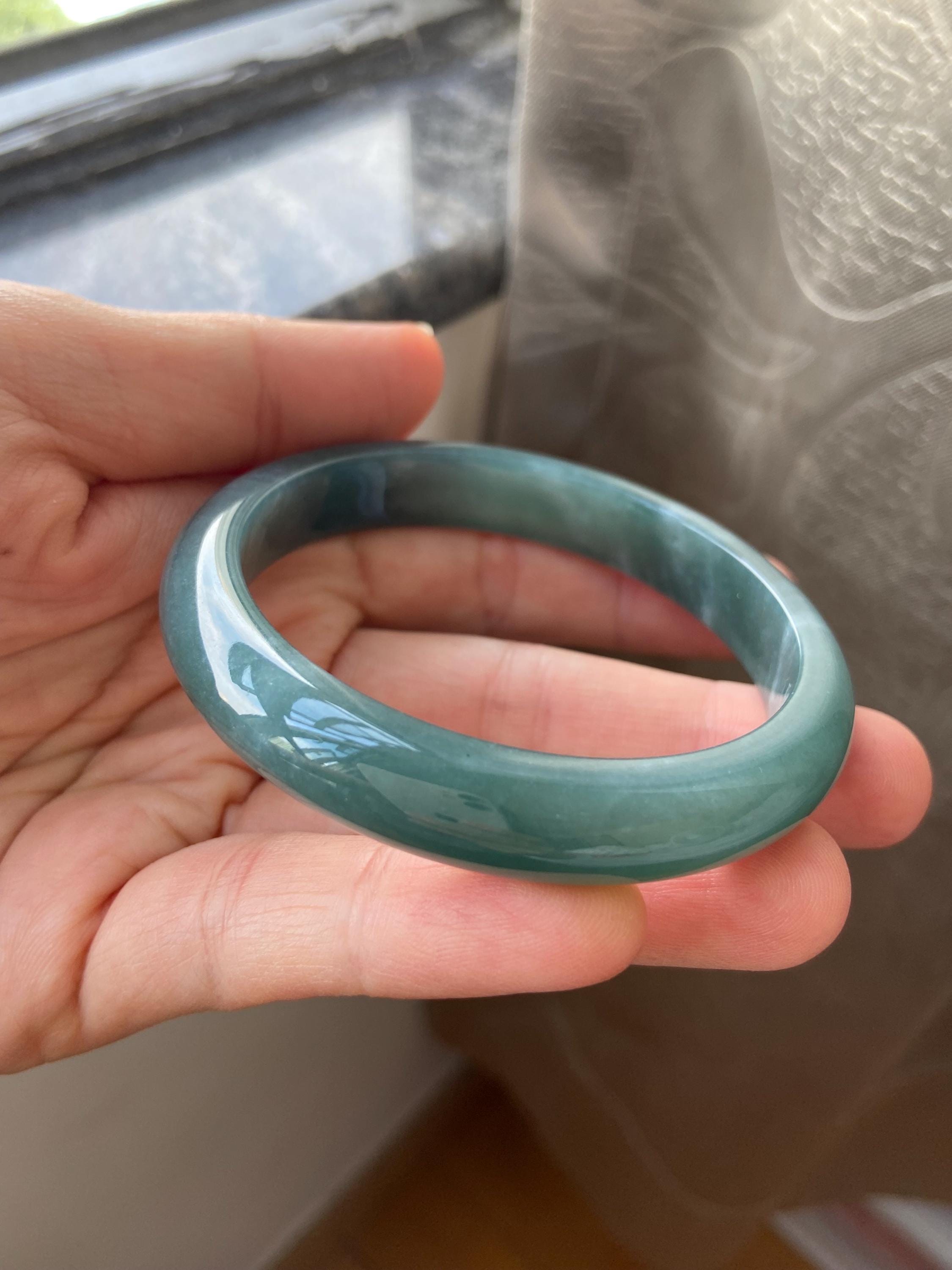 深いグリーン　緑翡翠　Ａランクヒスイバングル 翡翠バングル 56.8 mm (2.24