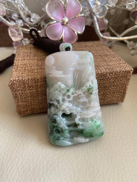 彫刻された風景翡翠ペンダント、中国風の風景、橋山木、天然タイプA