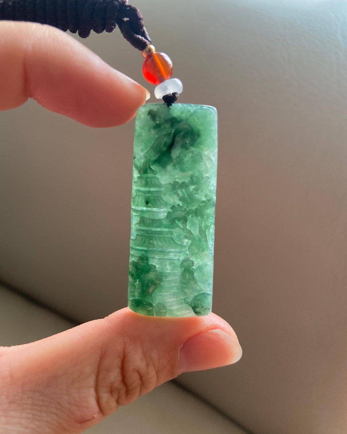 彫刻された風景翡翠ペンダント、中国風の風景、橋山木、天然タイプA