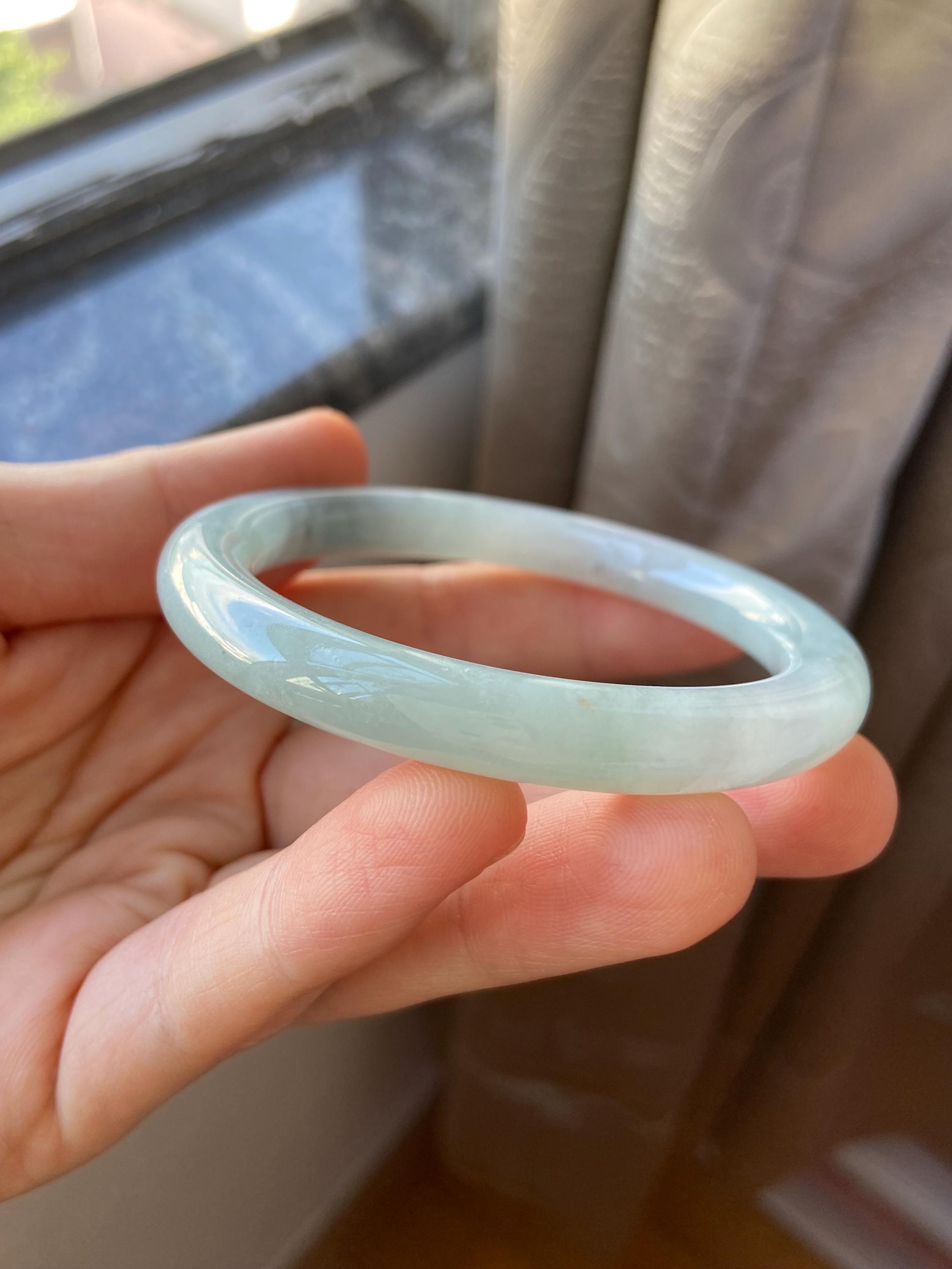 翡翠のバングル、パールまでめて 翡翠バングル 54.0 mm (2.13インチ)、アイシーアップルグリーンの