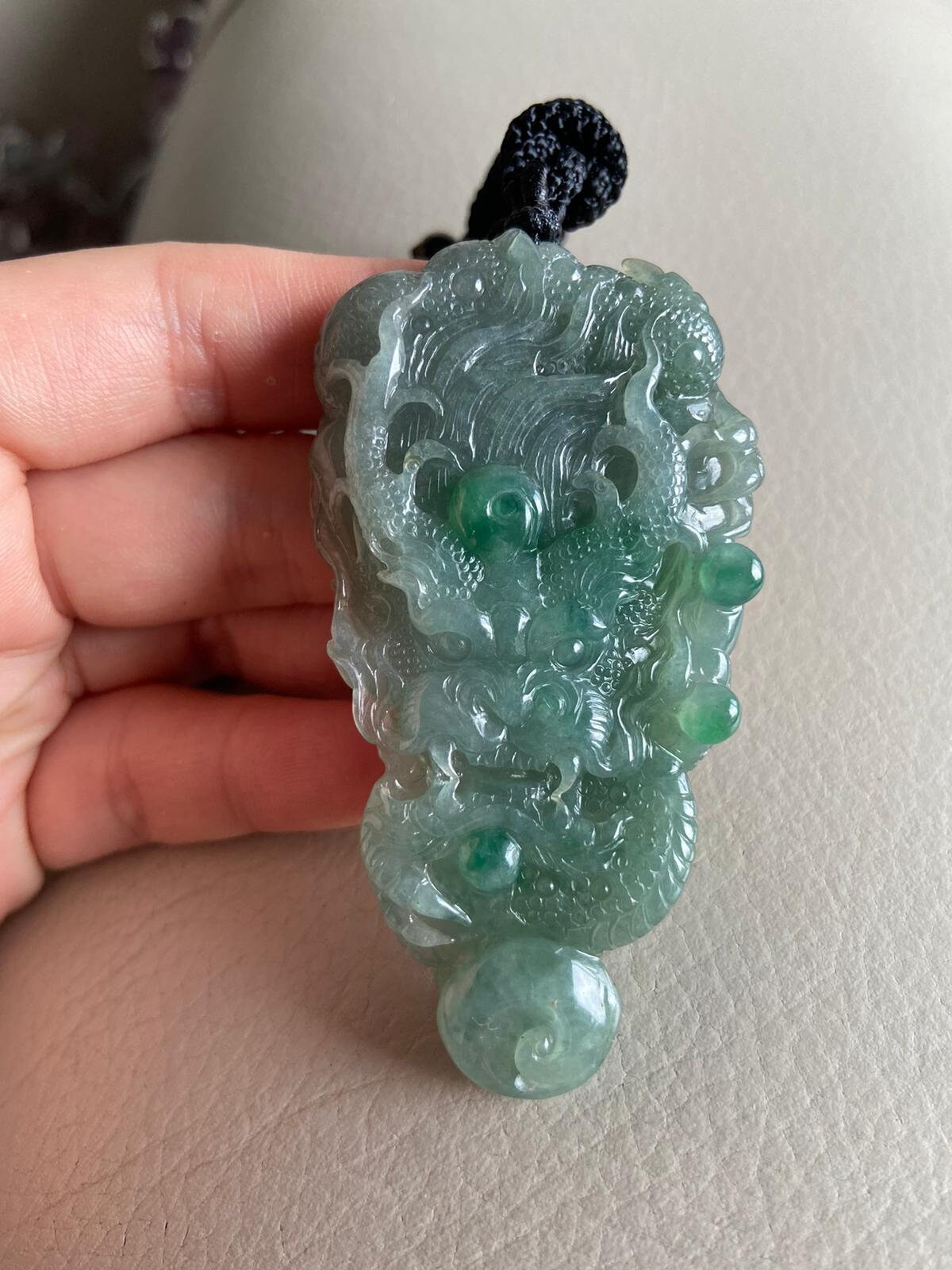 ビルマ緑翡翠昇り龍ペンダント(整理番号:W171) 翡翠(宝石名ジェダイト(翡翠))ビルマ産 1.359ct ソ付(彩珠