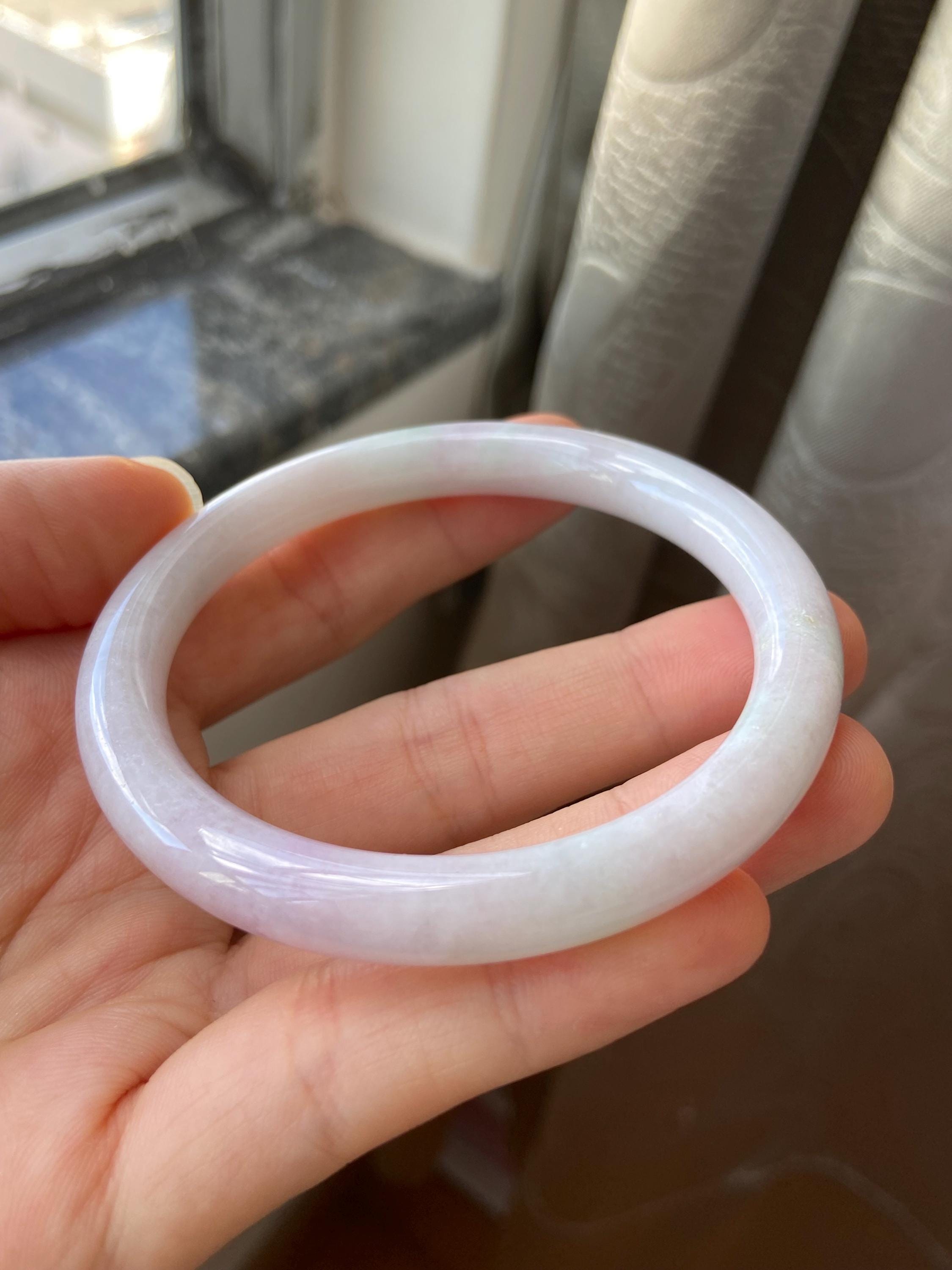 翡翠バングル 57.0 mm (2.24インチ)、ラウンドシェイプ、ライト