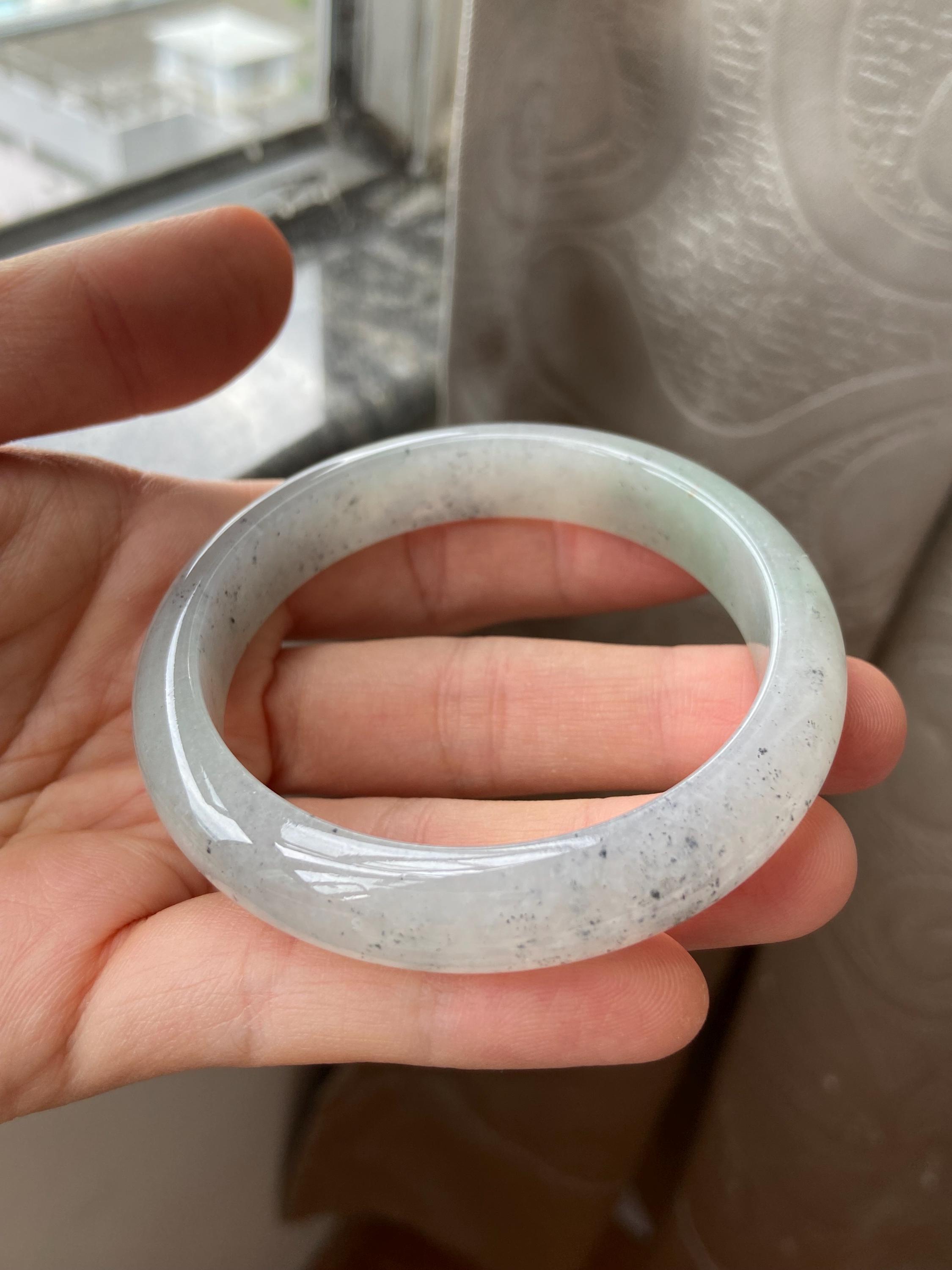 翡翠バングル 55.9 mm (2.2
