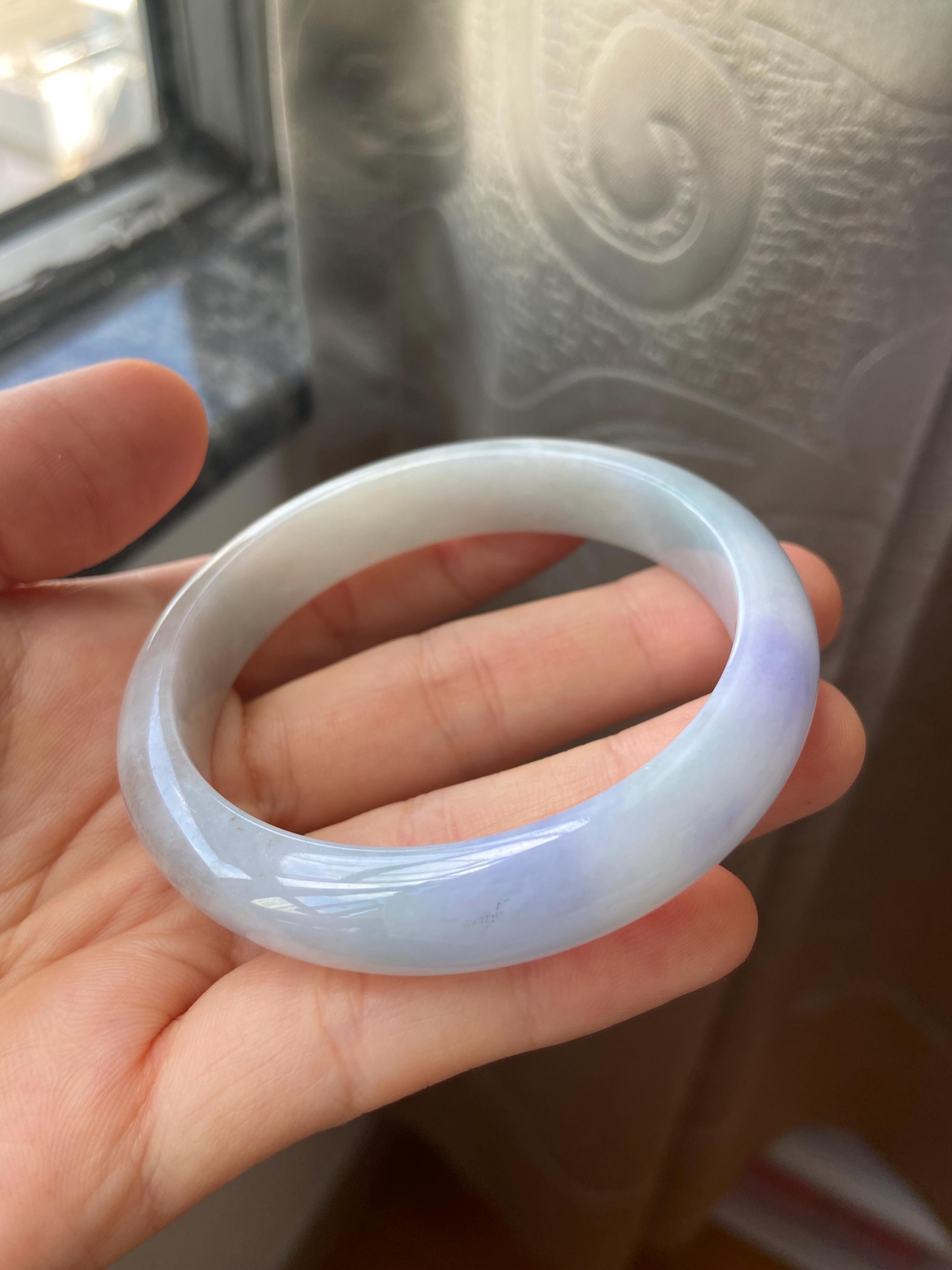 翡翠バングル 56.5 mm (2.22インチ)、ラウンドシェイプ、ライト