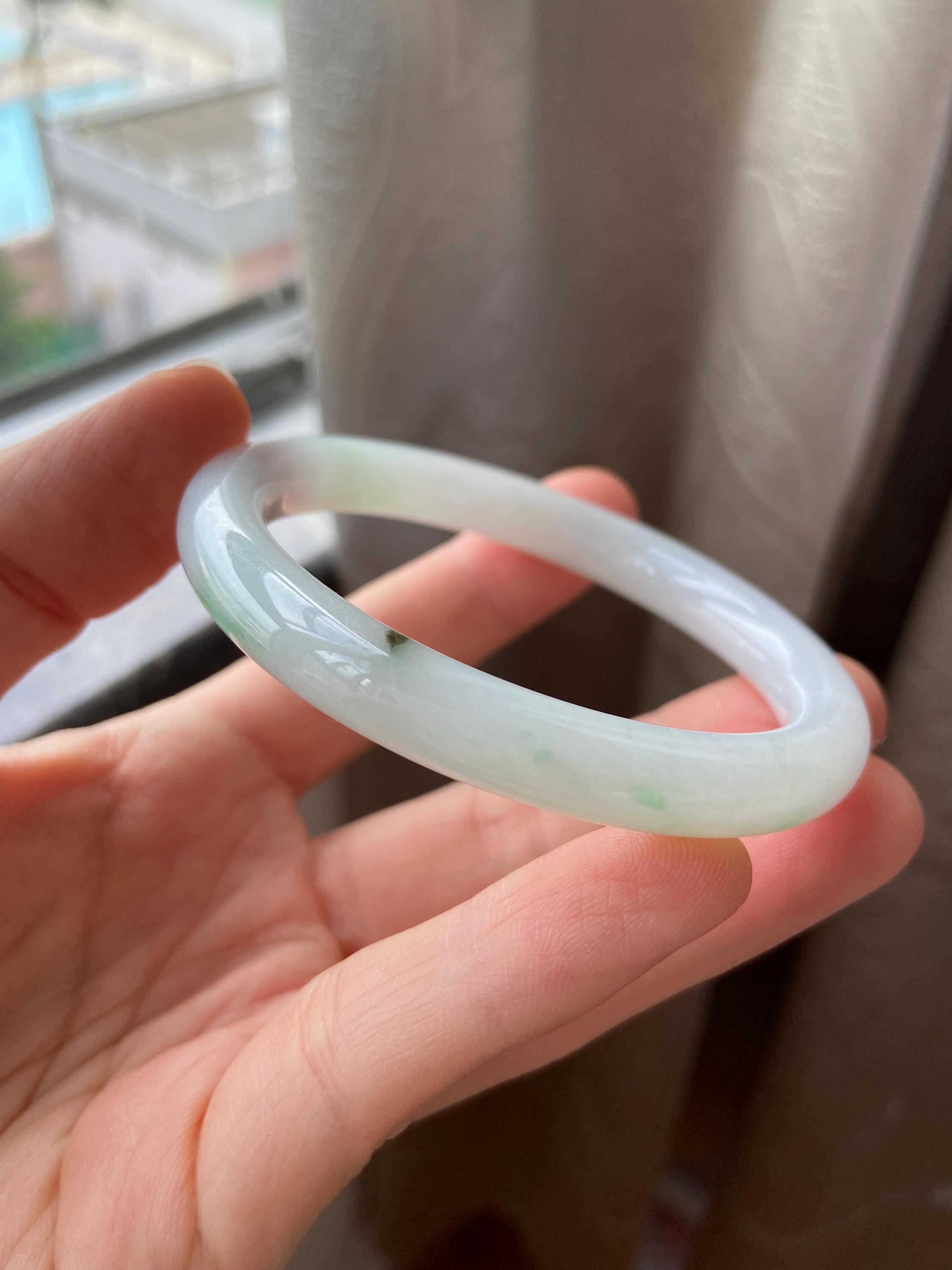 翡翠バングル 55.7 mm (2.19インチ)、ラウンドシェイプ、ライト 
