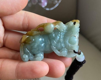 Pendentif jade jadéite pixiu (貔貅) chinois, vert et jaune, jade naturel de qualité certifiée A, bijoux birmans en pierres précieuses du Myanmar