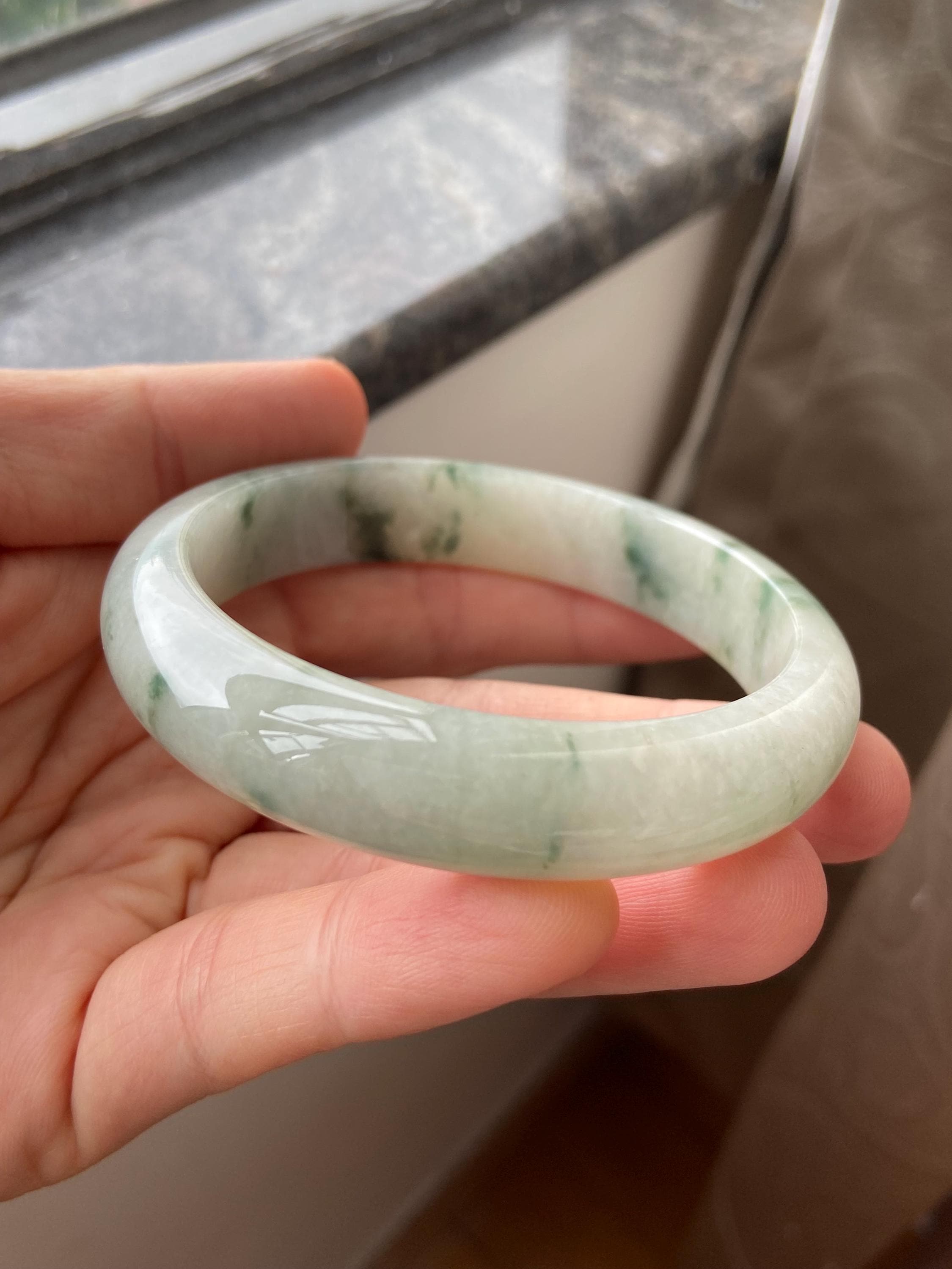 翡翠バングル 57.8 mm (2.27インチ)、ラウンドシェイプのグリーン