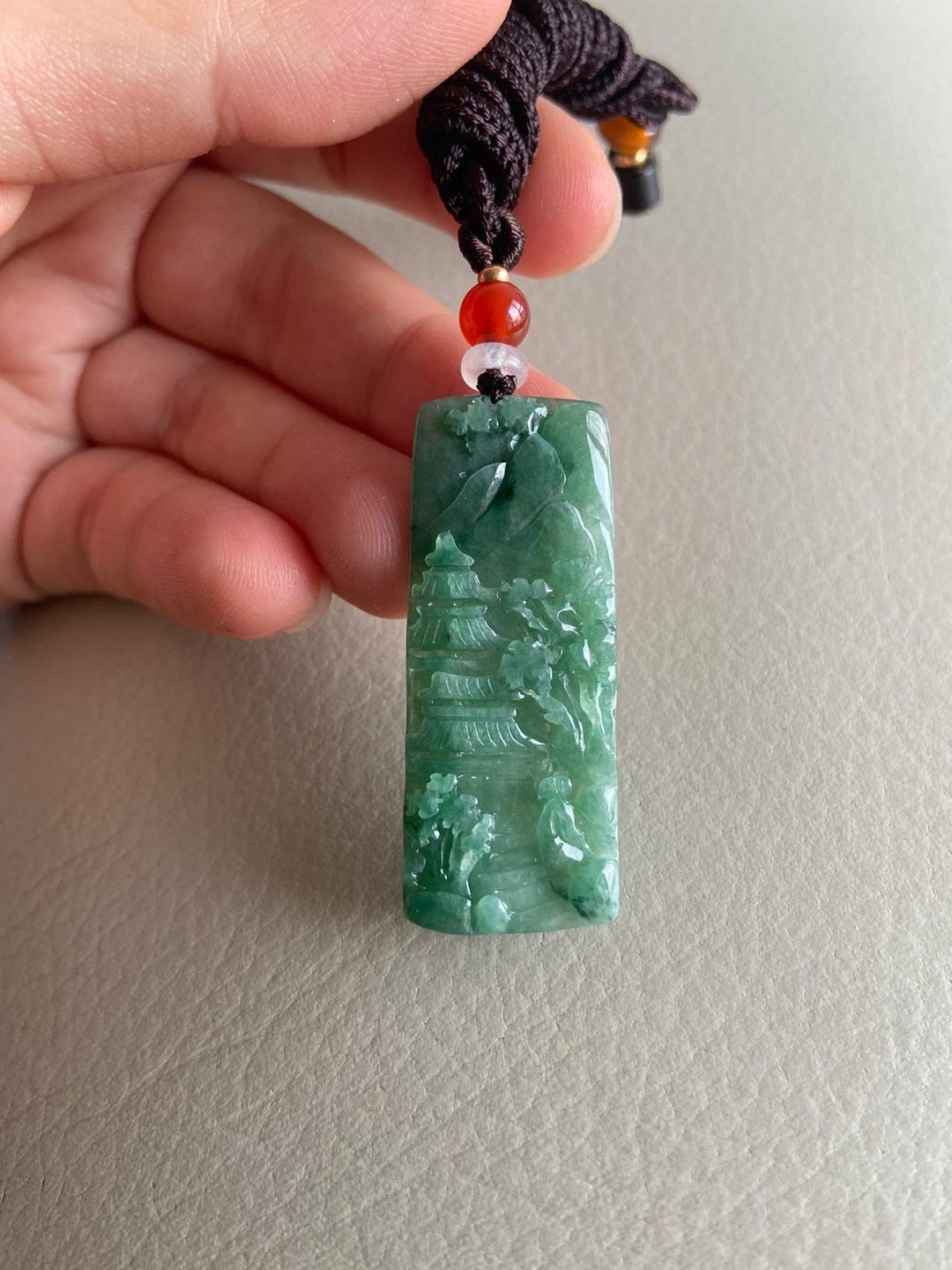 新品翡翠 円形ペンダント 彫刻風景 il_1080xN.3034036599_2adr.jpg