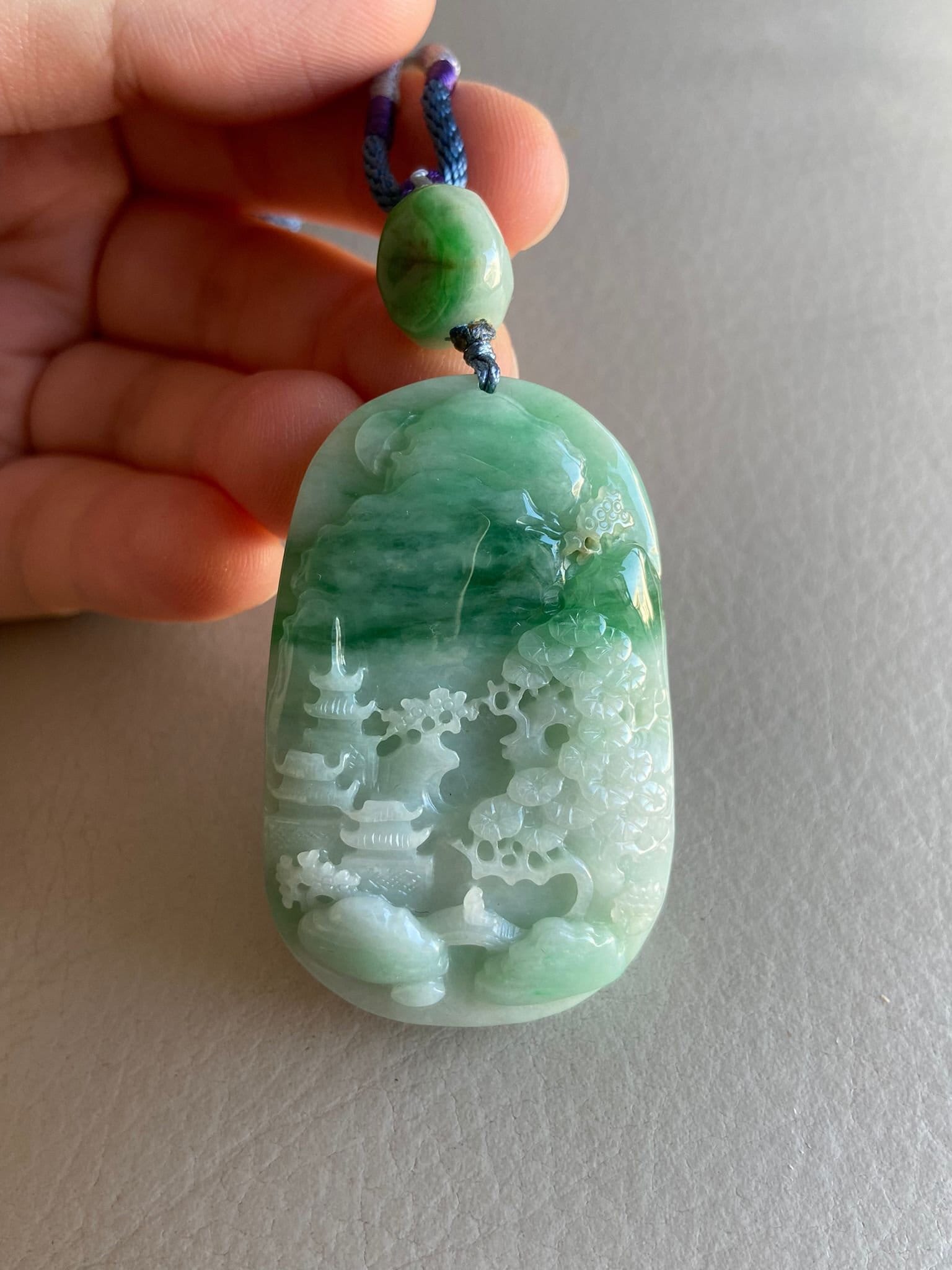 新品　翡翠 彫刻風景 ペンダント 彫刻された風景ジェダイト翡翠ペンダント、ライトグリーン、ブリッジ