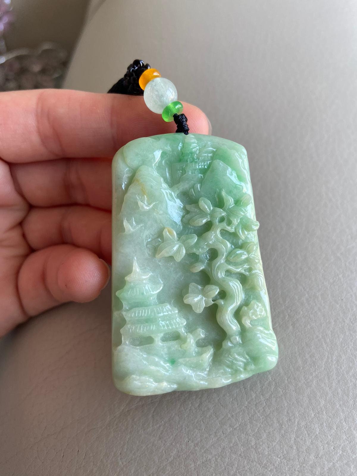 新品　翡翠 彫刻風景 ペンダント 彫刻された風景ジェダイト翡翠ペンダント、ライトグリーン