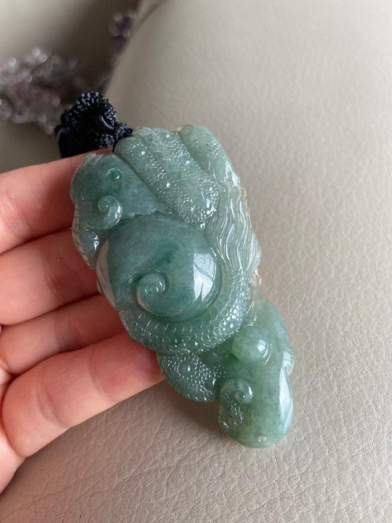 中国龍翡翠ペンダント、ライトグリーン、天然グレードA翡翠、ビルマ