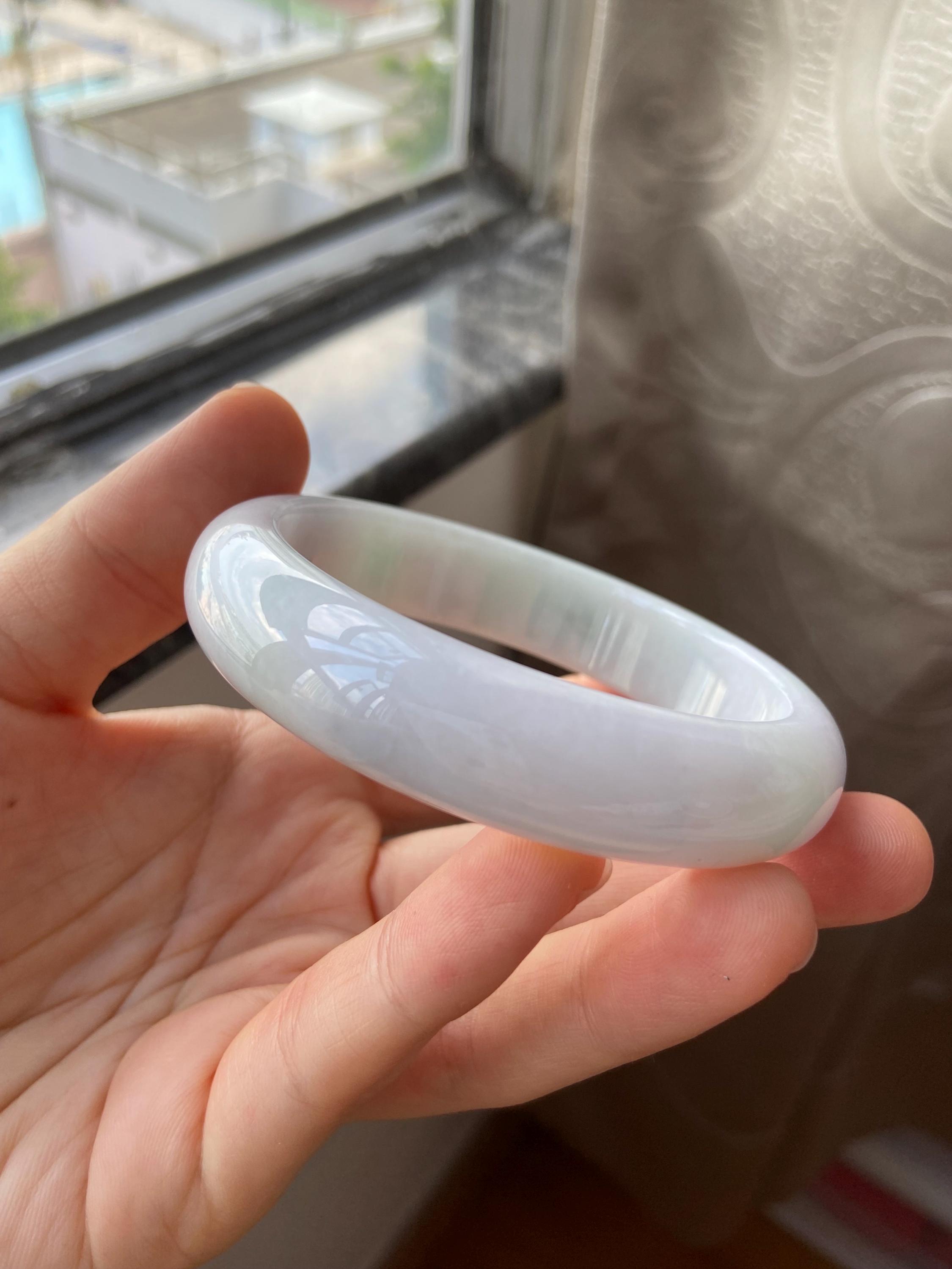 翡翠バングル 60.7 mm (2.39インチ)、ラウンドシェイプ、ライト