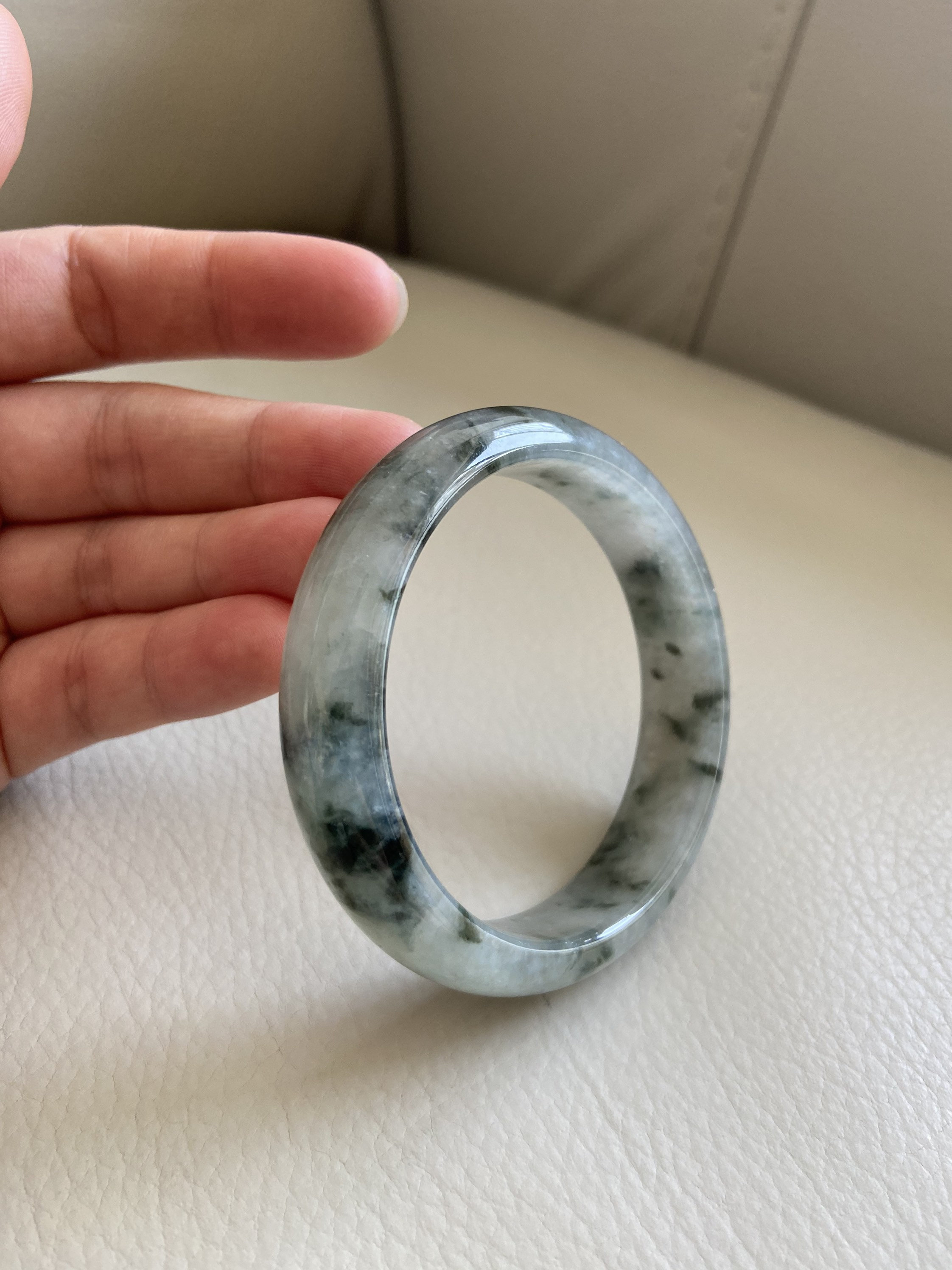 翡翠バングル 56.3 mm (2.22 翡翠バングル 56.3 mm (2.22