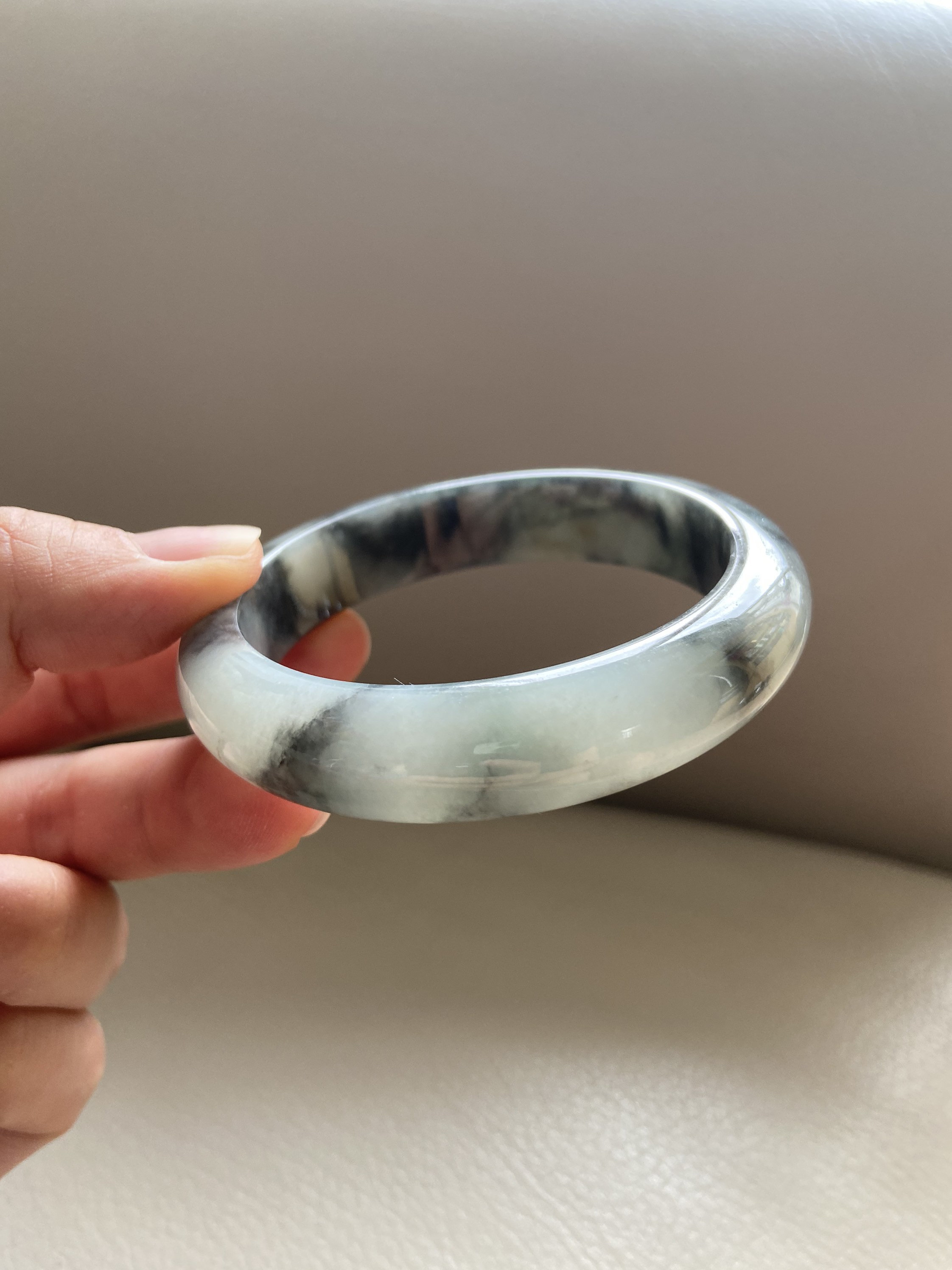 翡翠バングル 56.7 mm (2.23 翡翠バングル 56.7 mm (2.23