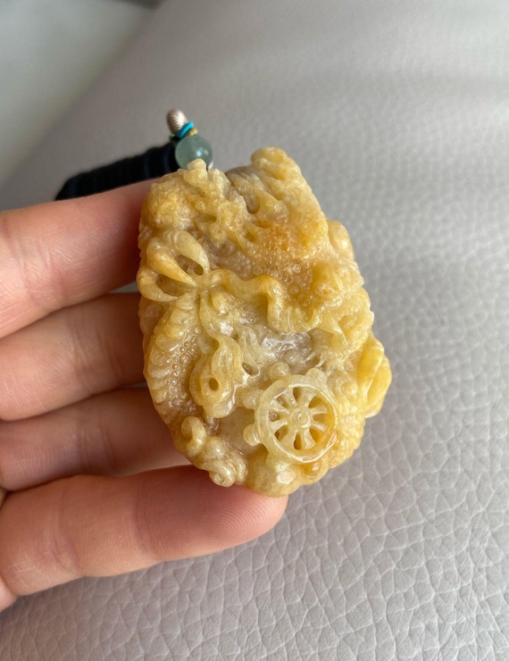 中国龍翡翠ペンダント、茶色がかった黄色、天然グレード A タイプ A